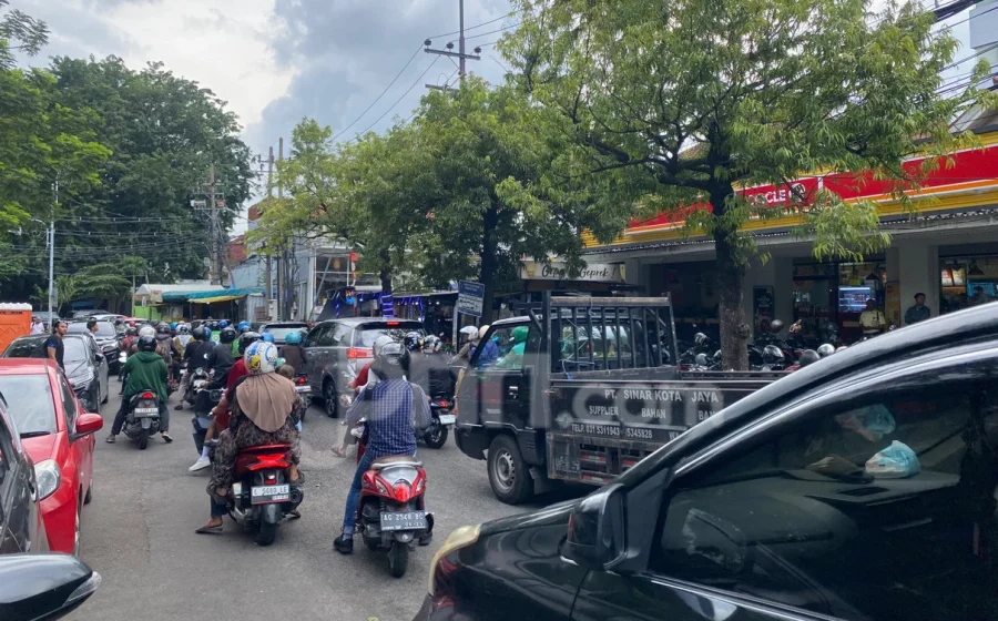 Viral Aksi Lansia Tutup Sepihak Jalan Perumahan di Sidokare Jatim – detikNews: Kejadian Mengejutkan yang Mengguncang Warga