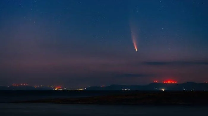 Viral Benda Bercahaya Mirip Meteor Melintas di Langit Natuna – detikcom: Fenomena Langka yang Mengguncang Warga