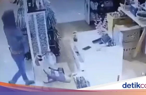 Viral Berkat Kekuatan Emak-emak, Pria Curi Ponsel-Laptop Usai Bobol Rumah di Cempaka Putih Diburu Polisi – tvOneNews