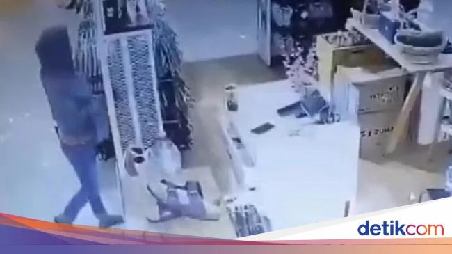 Viral Berkat Kekuatan Emak-emak, Pria Curi Ponsel-Laptop Usai Bobol Rumah di Cempaka Putih Diburu Polisi – tvOneNews