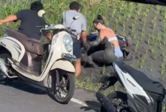 Viral Bule Italia Ngamuk di Bali, Motor Ditendang dan Warga Lokal Dipukuli – Hasanah.id