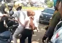 Viral Dua Wanita Berkelahi di Jalanan Parepare, Diduga Dipicu Masalah Asmara – kupasonline.com: Kronologi Lengkap dan Reaksi Publik