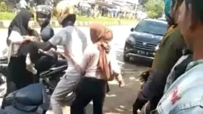 Viral Dua Wanita Berkelahi di Jalanan Parepare, Diduga Dipicu Masalah Asmara – kupasonline.com: Kronologi Lengkap dan Reaksi Publik