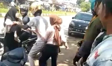 Viral Dua Wanita Berkelahi di Jalanan Parepare, Diduga Dipicu Masalah Asmara – kupasonline.com: Kronologi Lengkap dan Reaksi Publik
