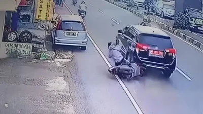 Viral Inova Zenix Hitam Kabur Usai Tabrak Lari Dikejar Pemotor di Karawang, Begini Nasibnya – tvOneNews