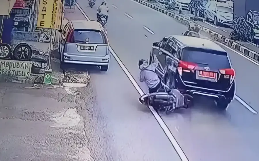 Viral Inova Zenix Hitam Kabur Usai Tabrak Lari Dikejar Pemotor di Karawang, Begini Nasibnya – tvOneNews