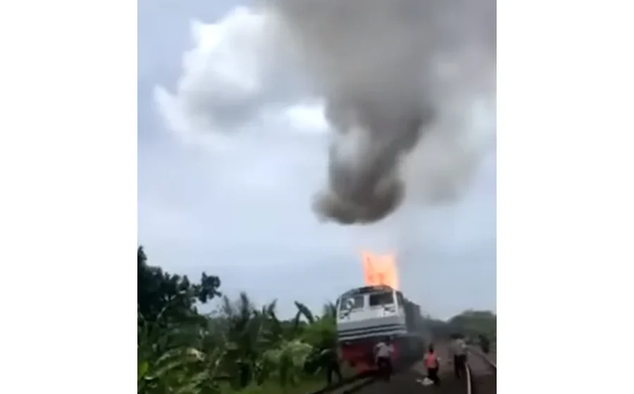 Viral Lokomotif KA Keluarkan Api dan Asap Hitam di Jalan A Yani Surabaya – detikcom: Kejadian, Kronologi, dan Dampaknya