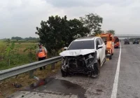 Viral mobil Livina dan Innova saling senggol di Tol Tanjung Priok [titlebase]: Kecelakaan yang Membuat Heboh