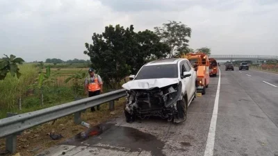 Viral mobil Livina dan Innova saling senggol di Tol Tanjung Priok [titlebase]: Kecelakaan yang Membuat Heboh