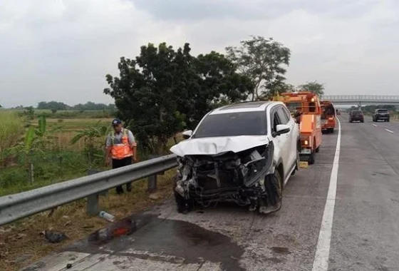 Viral mobil Livina dan Innova saling senggol di Tol Tanjung Priok [titlebase]: Kecelakaan yang Membuat Heboh