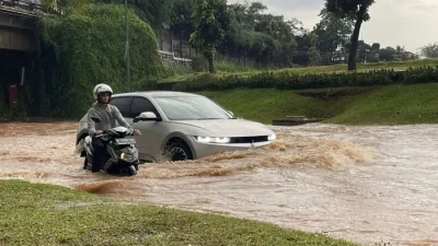 Viral, Mobil Terperosok akibat Nekat Terjang Banjir di Katong Grobogan – murianews.com