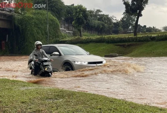 Viral, Mobil Terperosok akibat Nekat Terjang Banjir di Katong Grobogan – murianews.com