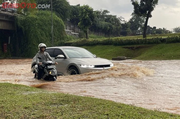 Viral, Mobil Terperosok akibat Nekat Terjang Banjir di Katong Grobogan – murianews.com