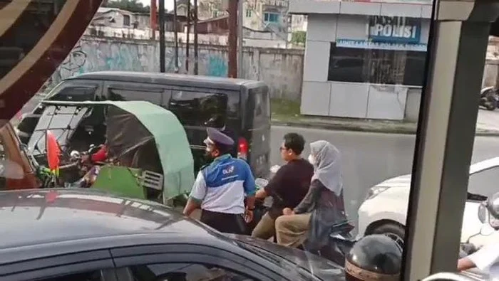 Viral Momen Sopir Ambulans Turun Tangan Sendiri Urai Kemacetan, Mobil Polisi Malah Diam Saja – Tribun Video