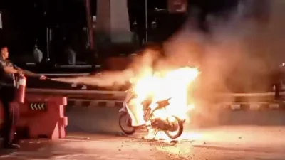 Viral! Motor Terbakar di Lampu Merah Maros, Diduga Korsleting saat Bonceng Tiga – iNews.ID: Insiden Menggemparkan