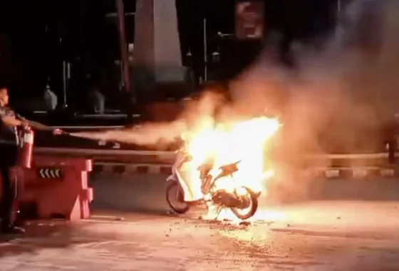Viral! Motor Terbakar di Lampu Merah Maros, Diduga Korsleting saat Bonceng Tiga – iNews.ID: Insiden Menggemparkan