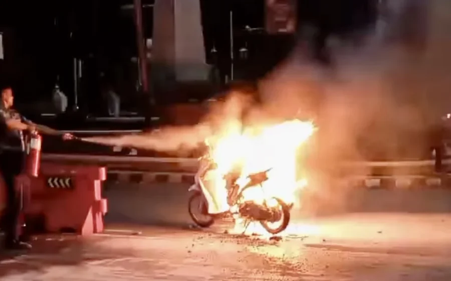 Viral! Motor Terbakar di Lampu Merah Maros, Diduga Korsleting saat Bonceng Tiga – iNews.ID: Insiden Menggemparkan