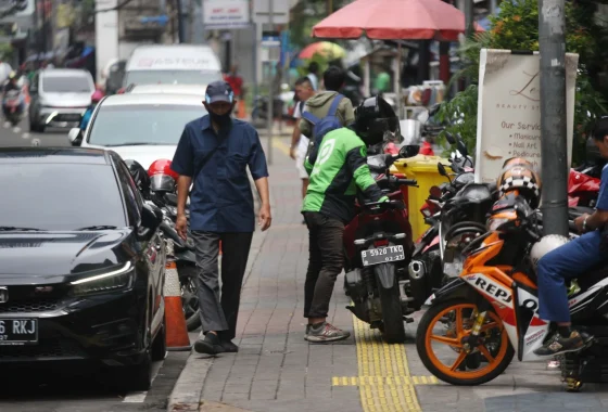 Viral parkir liar Pasar Rebo, warga laporkan bukti AI JAKI [titlebase] – Geger Kota Jakarta