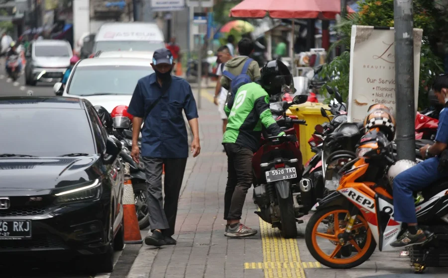 Viral parkir liar Pasar Rebo, warga laporkan bukti AI JAKI [titlebase] – Geger Kota Jakarta