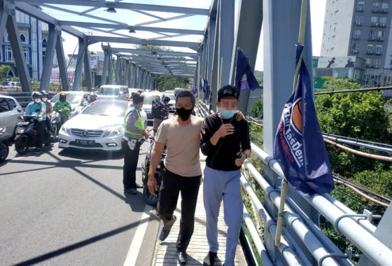 Viral Penampakan Pria di Jembatan Cangar Sebelum Bunuh Diri – detikcom: Fakta Lengkap dan Reaksi Publik