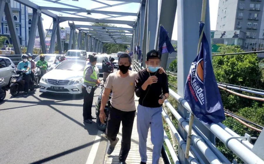 Viral Penampakan Pria di Jembatan Cangar Sebelum Bunuh Diri – detikcom: Fakta Lengkap dan Reaksi Publik