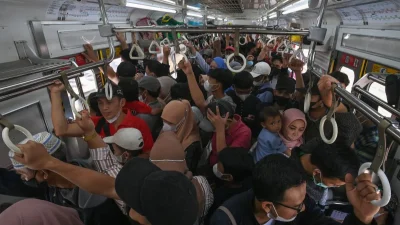 Viral Penumpang Paksa Masuk KRL yang Penuh, Begini Cerita Petugas yang Menegur – Kompas.com