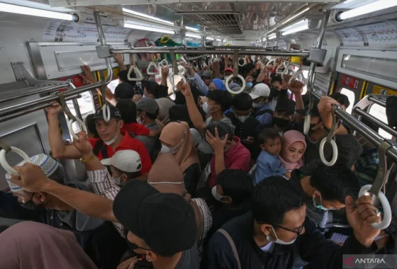Viral Penumpang Paksa Masuk KRL yang Penuh, Begini Cerita Petugas yang Menegur – Kompas.com