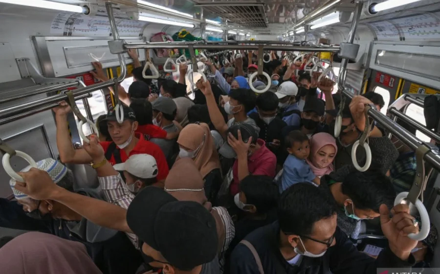 Viral Penumpang Paksa Masuk KRL yang Penuh, Begini Cerita Petugas yang Menegur – Kompas.com