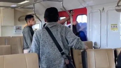 Viral Penumpang Tahan Pintu Whoosh Bikin Perjalanan Kereta Terlambat – detikNews: Apa Penyebabnya dan Dampaknya