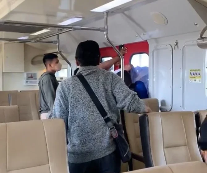 Viral Penumpang Tahan Pintu Whoosh Bikin Perjalanan Kereta Terlambat – detikNews: Apa Penyebabnya dan Dampaknya