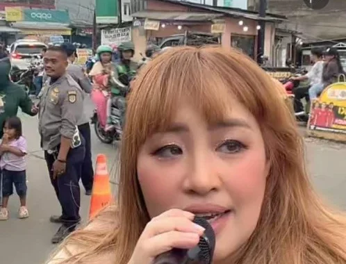 Viral Pinkan Mambo Jadi Pengamen Pinggir Jalan, Arya Khan: Ide Saya – BeritaSatu.com | Detail Lengkap