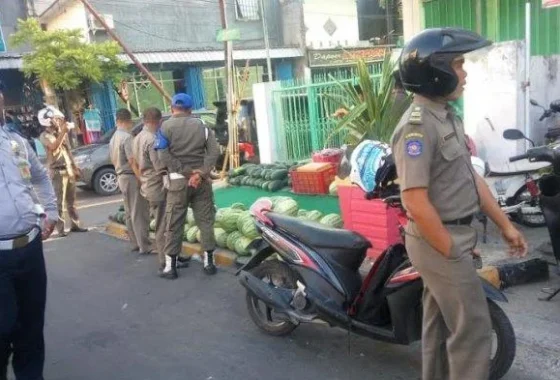 Viral PKL di Jakarta Cekcok dengan Satpol PP, Diduga Ancam Petugas Pakai Pisau – Sapos – Samarinda Pos