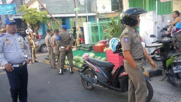 Viral PKL di Jakarta Cekcok dengan Satpol PP, Diduga Ancam Petugas Pakai Pisau – Sapos – Samarinda Pos