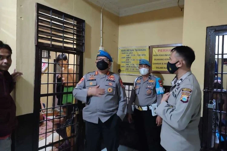 Viral Sejumlah Remaja Tidur di Teras THM, Polrestabes Medan Langsung Sidak – HARIAN MISTAR: Kronologi dan Tindakan Polisi