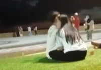 Viral! Sepasang Muda-Mudi Tidur Berpelukan di Masjid Pantai Logending, Disiram Air oleh Warga – Pituruh News