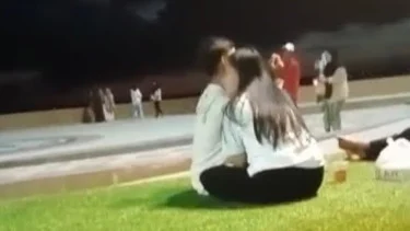 Viral! Sepasang Muda-Mudi Tidur Berpelukan di Masjid Pantai Logending, Disiram Air oleh Warga – Pituruh News