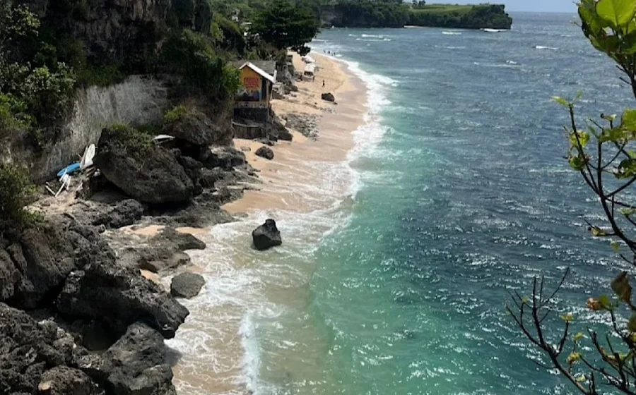Viral Tebing Ikonik Pantai Balangan Ditutup, Imbas WNA Buat Aksi Berbahaya – NUSABALI.com