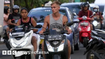 Viral Turis Rusia Dismack Down di Pinggir Jalan, Ini Alasannya – hasanah.id