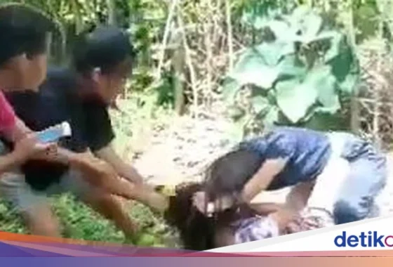 Viral Video ‘Smackdown’ di Kebun Sawit Lutra: Siswi SMP Diseret & Dikeroyok, Netizen Geram! – Berita Bersatu