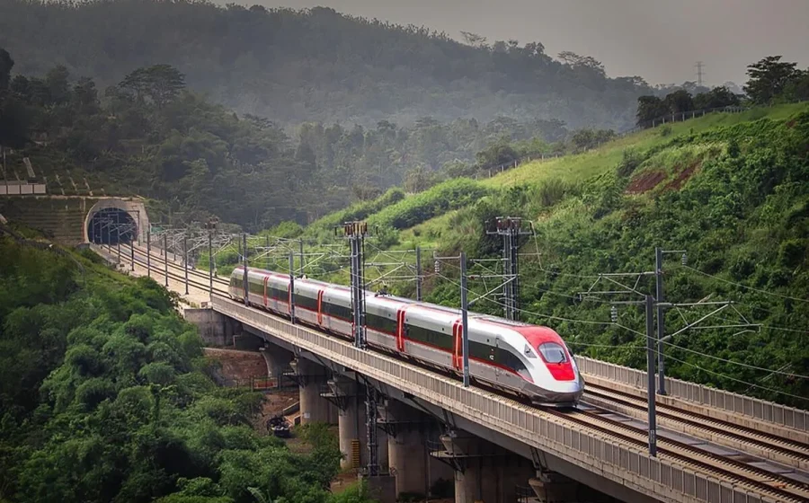 Viral Video Whoosh Berhenti Mendadak di Kopo, Ini Penjelasan KCIC – Katadata.co.id
