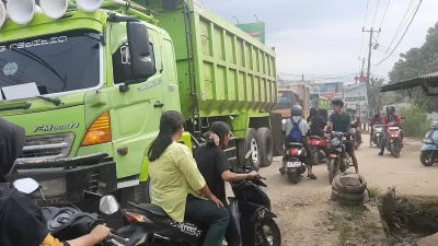 Viral Warga Ngadu ke Dedi Mulyadi Jalan Utama di Nanggung Bogor Rusak Parah, KDM Langsung Beri Jawaban – tvOneNews: Detail Terbaru