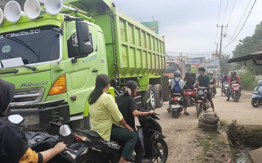 Viral Warga Ngadu ke Dedi Mulyadi Jalan Utama di Nanggung Bogor Rusak Parah, KDM Langsung Beri Jawaban – tvOneNews: Detail Terbaru